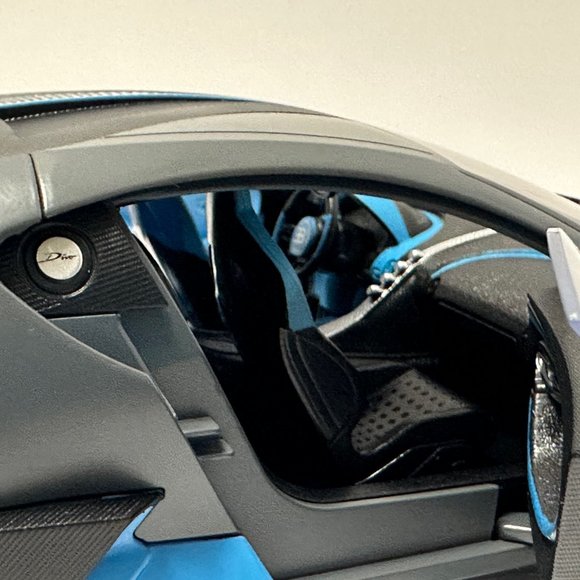 1:18 Bugatti Divo Metal Diecast With LED headlight & Taillight Gray - Picture 6 of 8